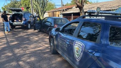Veículo suspeito de furto foge de abordagem e dois homens são detidos em Cascavel