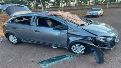 Carro capota duas vezes e atinge caminhonete estacionada em Assis Chateaubriand