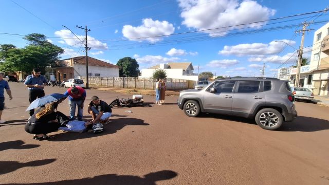 Carro avança preferencial e atinge motocicleta no centro de Assis Chateaubriand