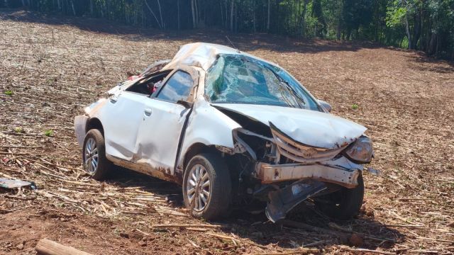 Capotamento de Toyota Etios deixa quatro pessoas feridas na PR-493, entre Verê e Dois Vizinhos