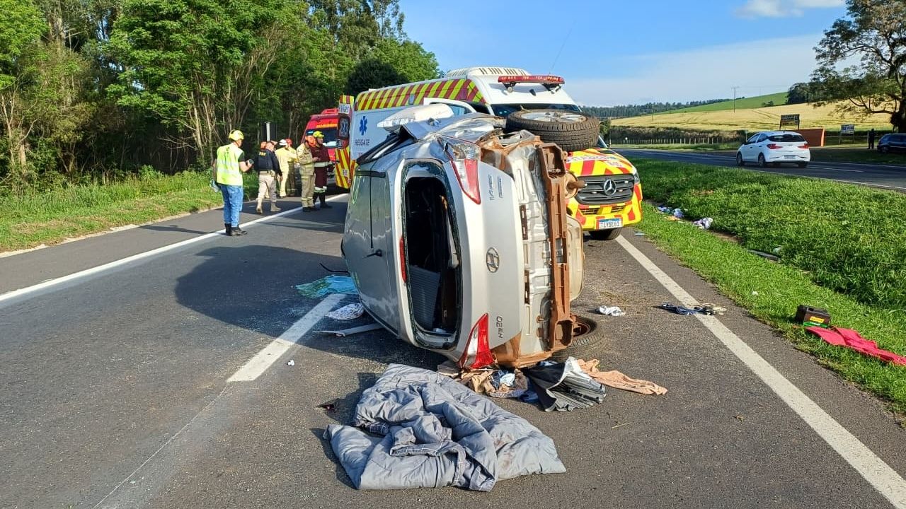 Acidente na BR-376 deixa passageira gravemente ferida após carro bater contra placa