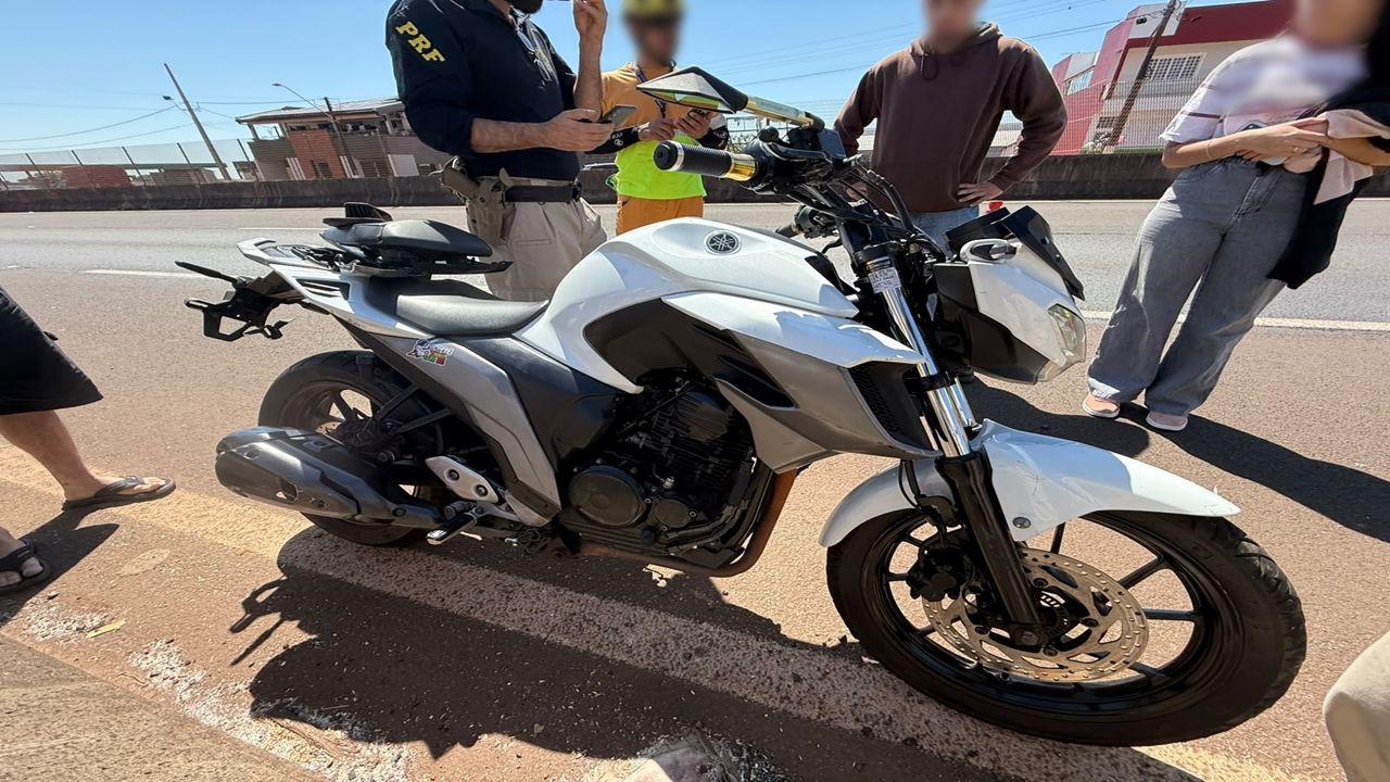 Motociclista fica ferido após perder o controle e colidir com guardrail na BR-376, em Mauá da Serra