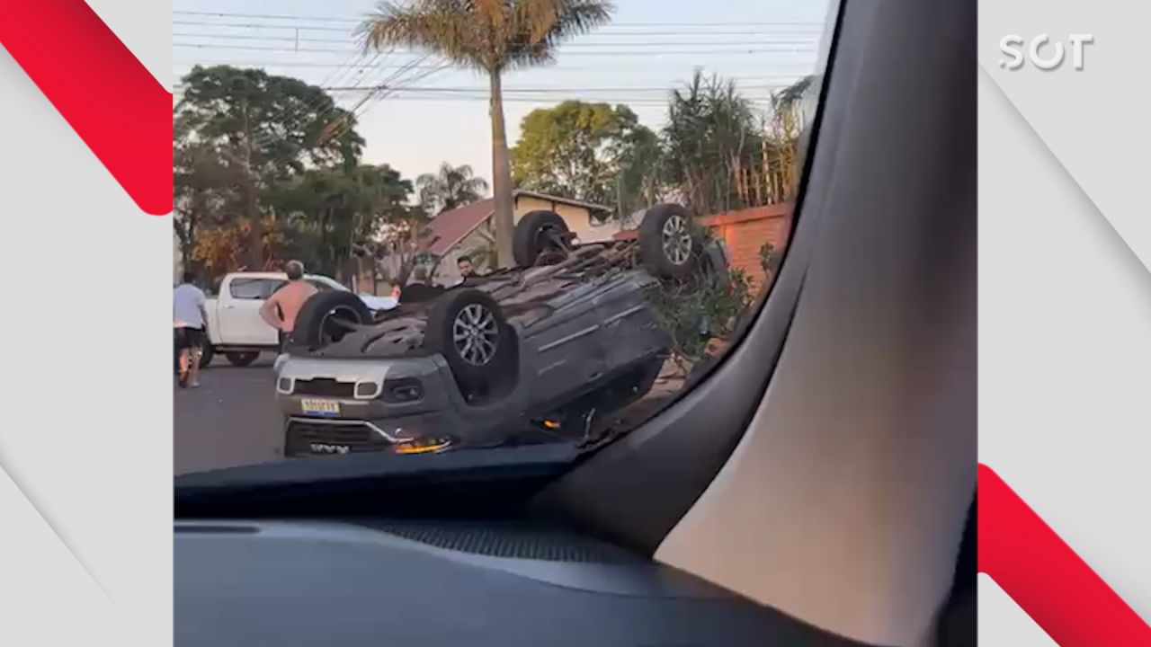 Rampage capota após colisão com Toyota Hilux na Rua Presidente Bernardes, em Cascavel