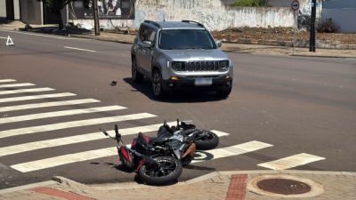 Colisão entre Jeep e moto deixa casal ferido no Jardim Tropical, em Cascavel