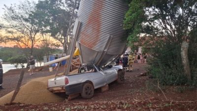 Dois homens ficam presos nas ferragens após Saveiro bater contra silo na PR-589, em Toledo