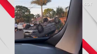 Rampage capota após colisão com Toyota Hilux na Rua Presidente Bernardes, em Cascavel