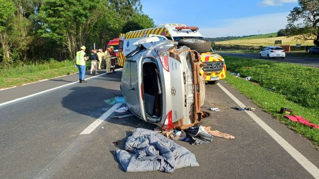 Acidente na BR-376 deixa passageira gravemente ferida após carro bater contra placa