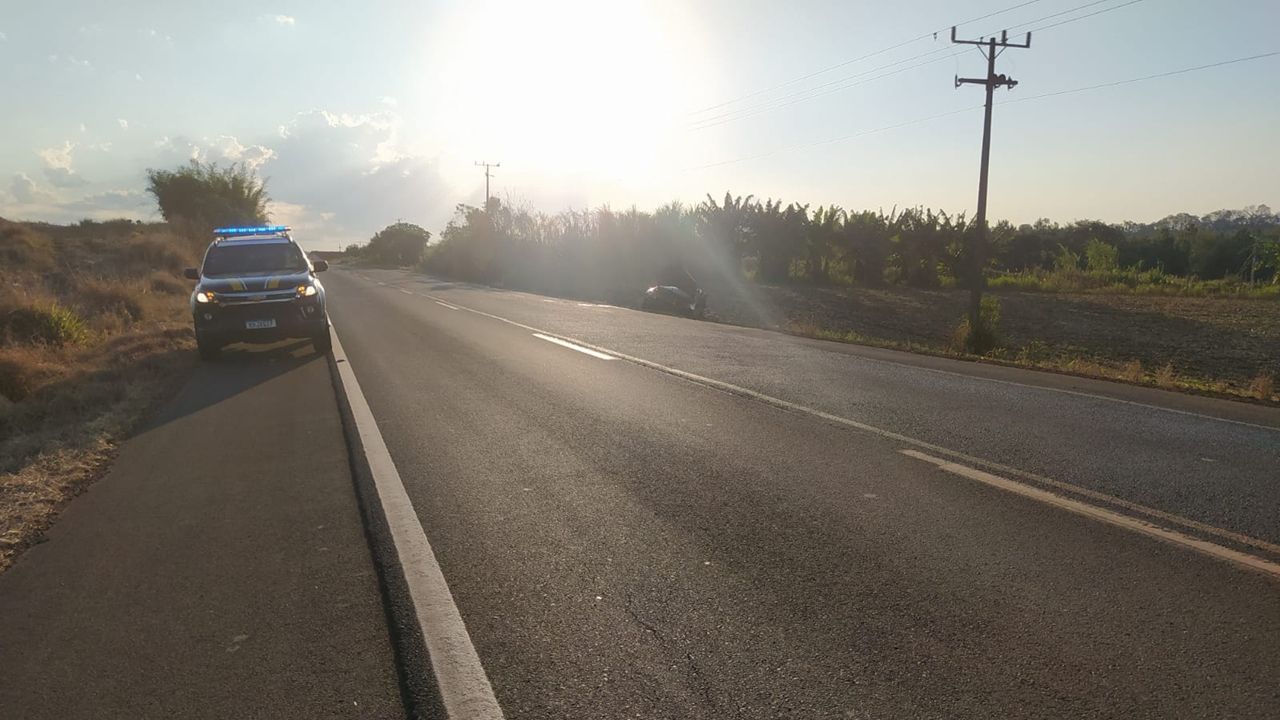 Motorista fica ferido após carro capotar na BR-163 em Capanema