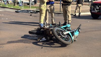 Mulher morre e homem fica gravemente ferido após colisão entre moto e ônibus no Centro de Cascavel