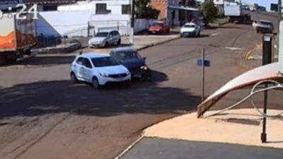 Câmeras registram acidente entre Corolla e Argo no Bairro Cataratas, em Cascavel