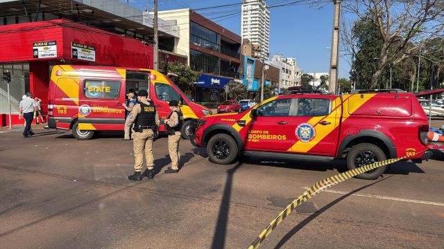 Mulher morre e homem fica gravemente ferido após moto bater em ônibus elétrico em Cascavel