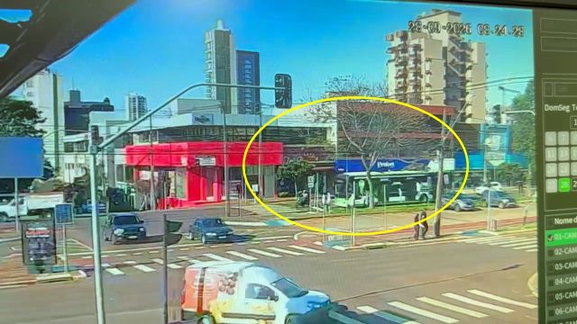 Câmeras registram moto cruzando frente de ônibus segundos antes de acidente fatal em Cascavel