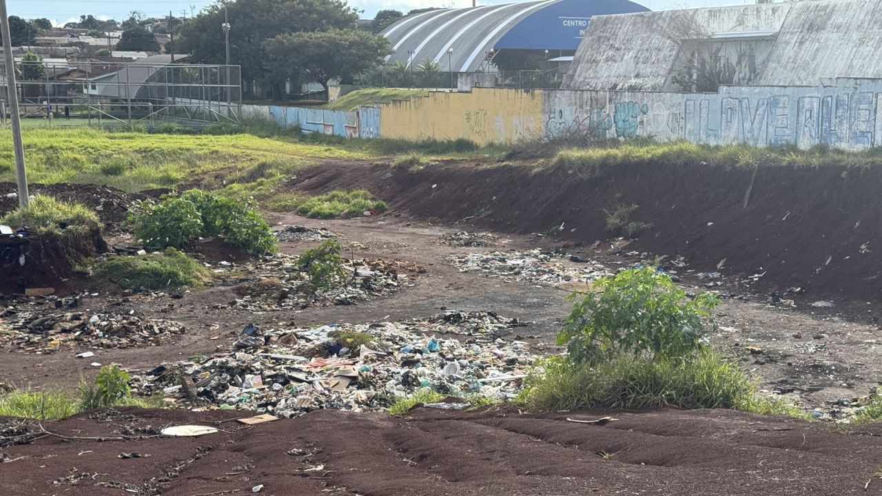 Prefeito em exercício promete resolver descarte irregular de lixo em área no bairro Interlagos, em Cascavel