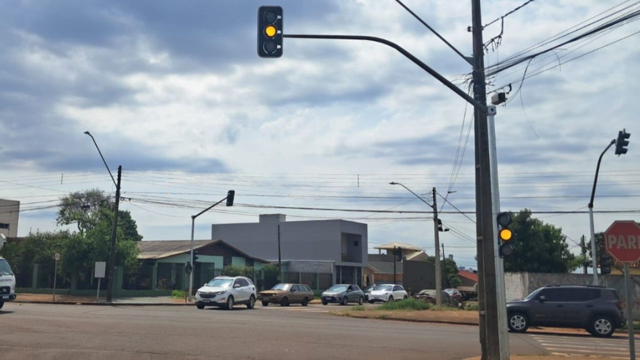 Novo semáforo é instalado no cruzamento da Avenida Tito Muffato com a Rua Tupinambás em Cascavel