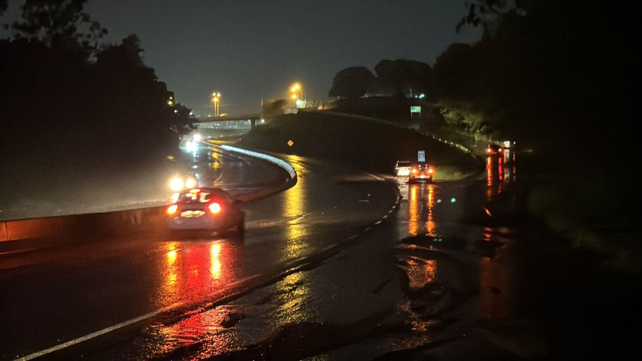 Chuva forte causa alagamento na PR-467 e deixa veículos presos em Cascavel