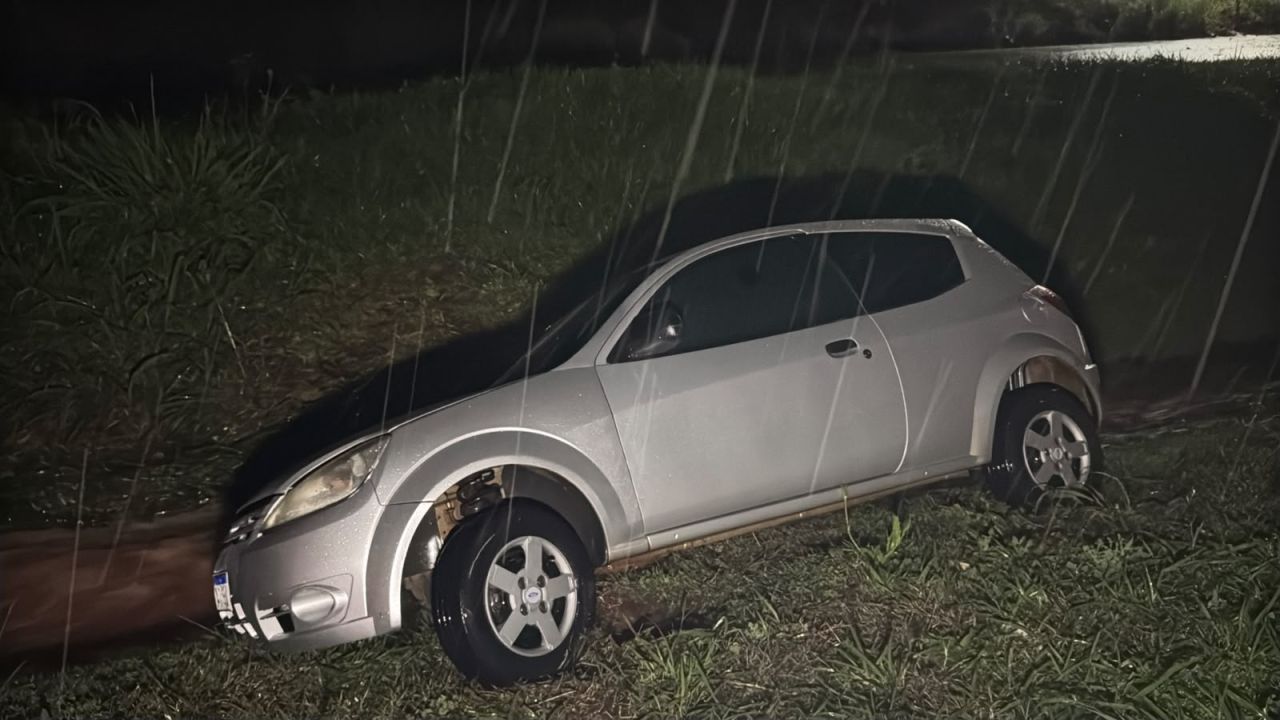 Motorista perde o controle de veículo e cai em valeta durante chuva forte em Cascavel