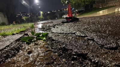 Chuva forte arranca asfalto e abre cratera na Rua Alvorada em Cascavel