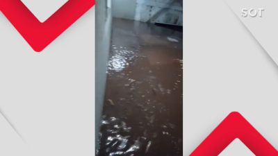 Chuva forte causa alagamentos e danos em casas no Bairros Floresta e Morumbi, em Cascavel