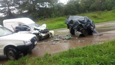 Mulher morre após carro bater na traseira de veículo na PRC-280, em Palmas
