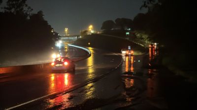 Chuva forte causa alagamento na PR-467 e deixa veículos presos em Cascavel
