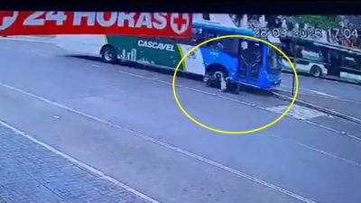 Câmera registra momento em que moto cruza frente de ônibus e provoca acidente no Centro de Cascavel