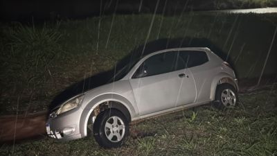 Motorista perde o controle de veículo e cai em valeta durante chuva forte em Cascavel