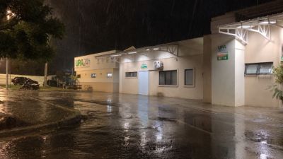 Temporal causa danos estruturais e entrada de água na UPA Brasília, em Cascavel