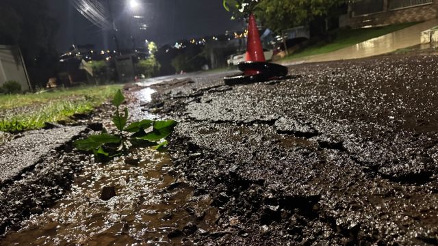Chuva forte arranca asfalto e abre cratera na Rua Alvorada em Cascavel
