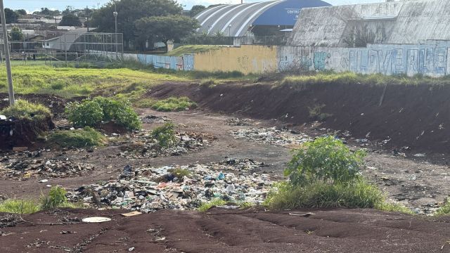 Prefeito em exercício promete resolver descarte irregular de lixo em área no bairro Interlagos, em Cascavel