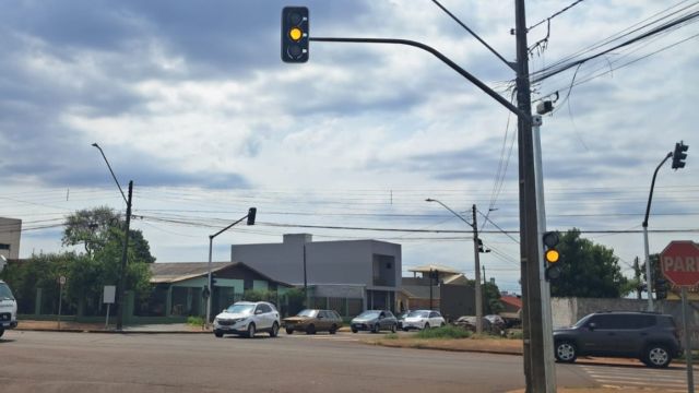 Novo semáforo é instalado no cruzamento da Avenida Tito Muffato com a Rua Tupinambás em Cascavel