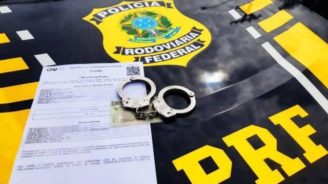PRF prende quatro passageiros com mandados de prisão e apreende munições na BR-116