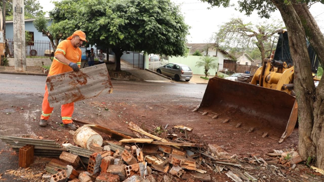 Secretaria de Meio Ambiente auxilia famílias atingidas pelo temporal com retirada de entulhos e desobstrução de vias