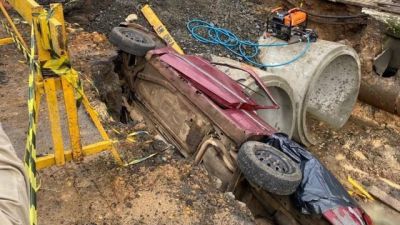 Homem morre após carro cair em buraco de obra em Prudentópolis