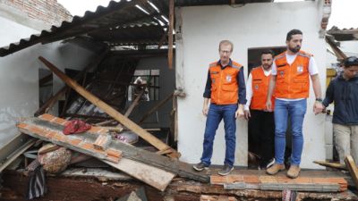 Prefeitura e Defesa Civil mobilizam equipes para atender famílias atingidas pelo temporal em Cascavel