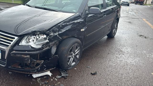 Caminhonete e Volkswagen Polo colidem e interditam cruzamento no Bairro Maria Luiza, em Cascavel