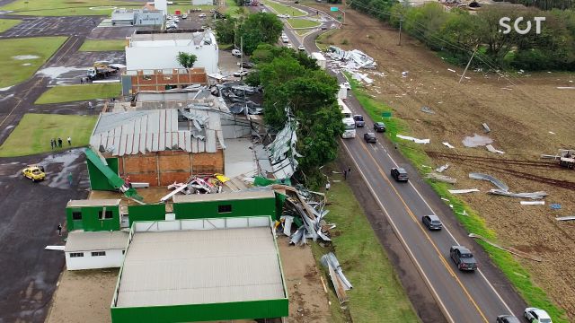 Novas imagens aéreas mostram destruição causada por tempestade em Toledo; barracões, aviários e casas são atingidos
