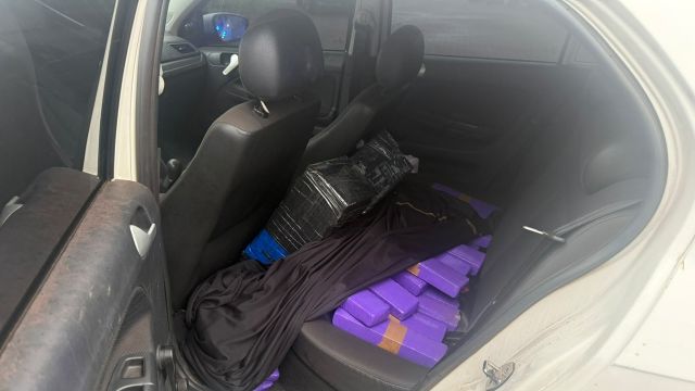 Homem sem CNH é preso com 156,9 kg de maconha após perseguição em Cascavel