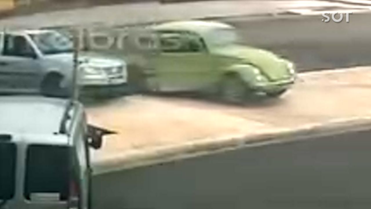Fusca bate em Parati após motorista tentar desviar de criança de bicicleta em Pérola D’Oeste