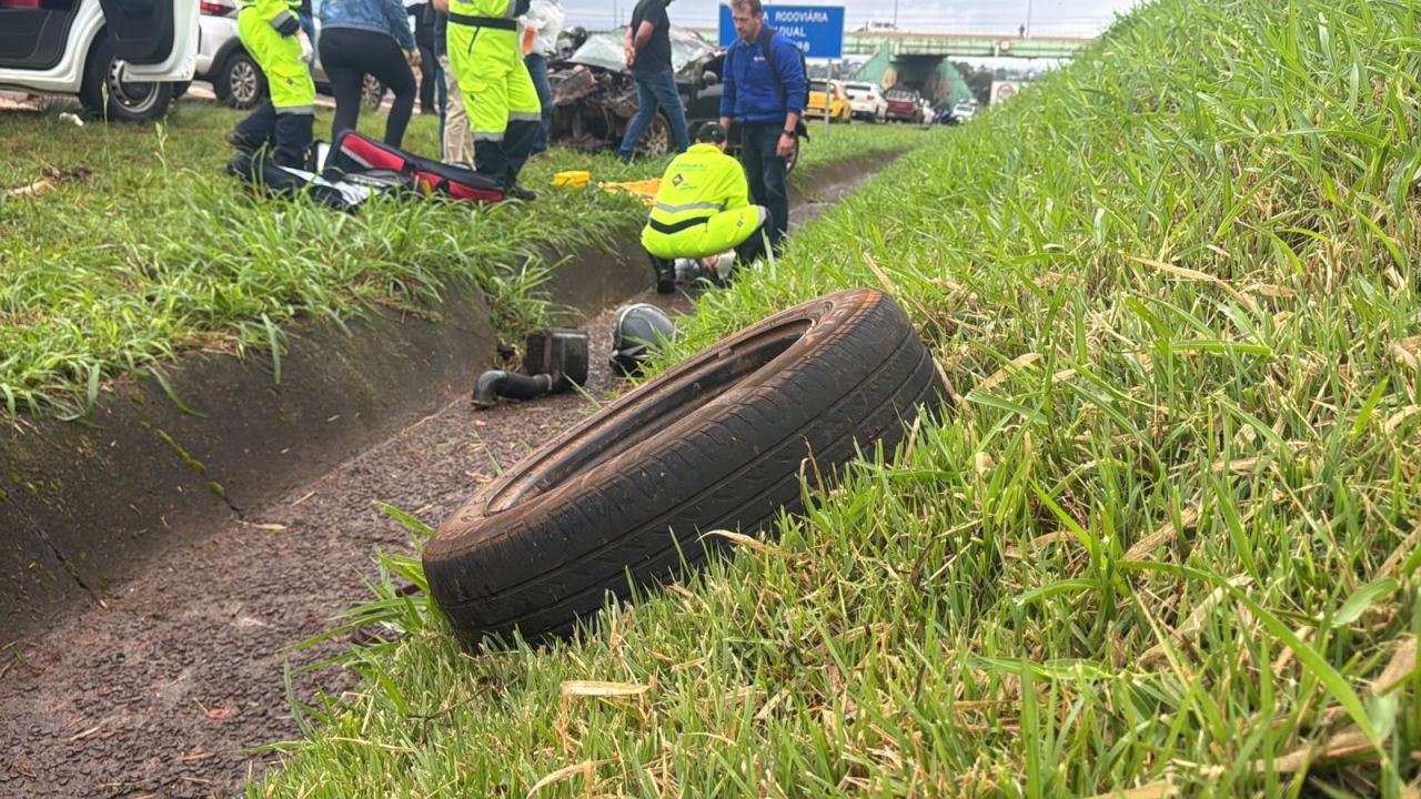 Homem fica em estado gravíssimo após ser ejetado de Peugeot durante capotamento na BR-467 em Cascavel