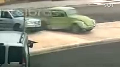 Fusca bate em Parati após motorista tentar desviar de criança de bicicleta em Pérola D’Oeste