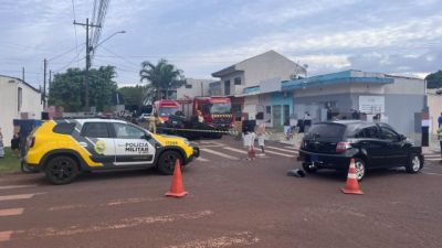 Chevrolet Agile capota após colisão com VW Parati no bairro Santa Felicidade em Cascavel