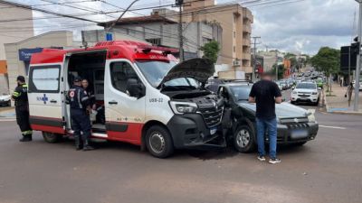 Ambulância do Samu se envolve em acidente de trânsito no Centro de Cascavel