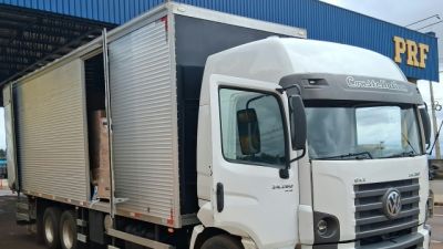 PRF apreende caminhão com 300 caixas de cigarros contrabandeados e nota fiscal falsa na BR-277 em Cascavel