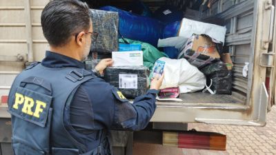 PRF apreende vapers, medicamentos e perfumes contrabandeados em caminhão na BR-277, em Cascavel
