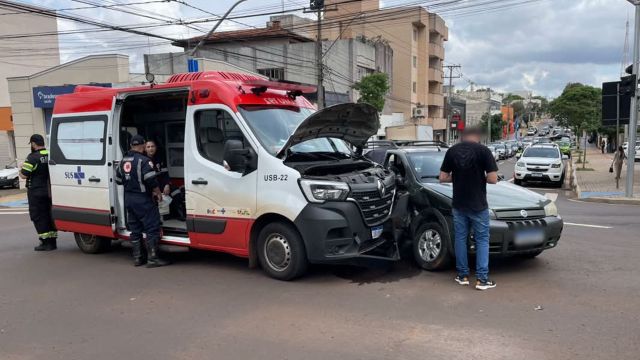 Ambulância do Samu se envolve em acidente de trânsito no Centro de Cascavel