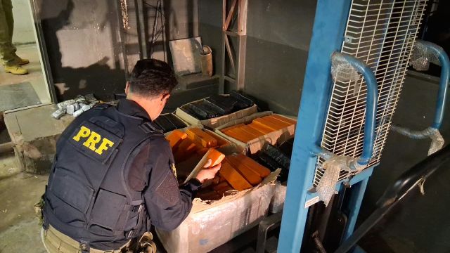 PRF apreende mais de 270 kg de drogas e perfumes estrangeiros em dois veículos na BR-277, em Cascavel
