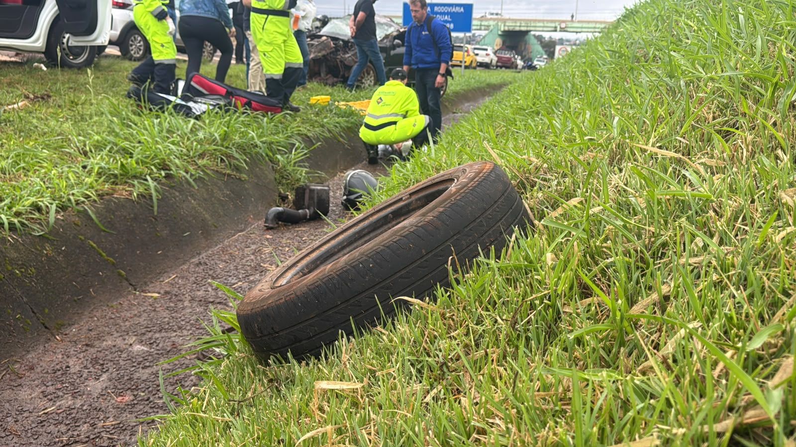 Imagem referente a notícia: Homem fica em estado gravíssimo após ser ejetado de Peugeot durante capotamento na BR-467 em Cascavel