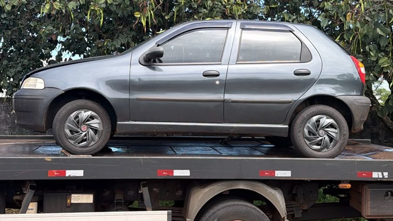 Carro com registro de furto ativo é encontrado abandonado no bairro Alto Alegre, em Cascavel