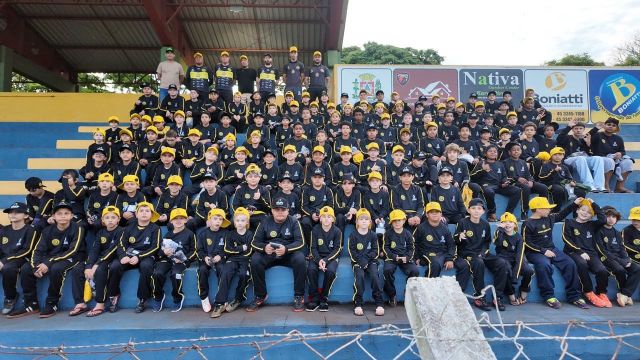 Projeto Talentos de Jesus entrega kits esportivos a 270 crianças e adolescentes em Corbélia