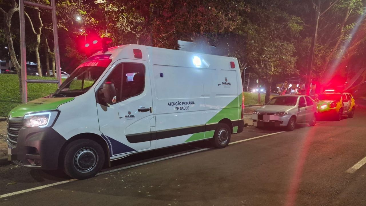 Ambulância se envolve em colisão lateral com carro na Avenida Brasil, no Centro de Cascavel